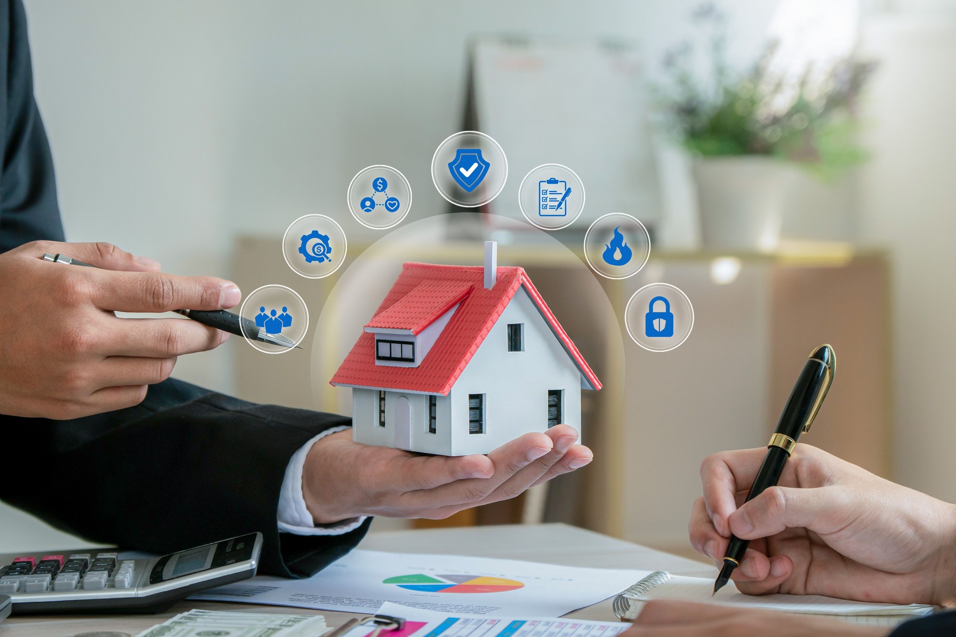 Agente de seguros de hombre que sostiene el modelo de la casa con el icono del seguro del hogar. Concepto de seguridad de seguro de propiedad para proteger a la familia, bienes raíces de accidentes y desastres inesperados.