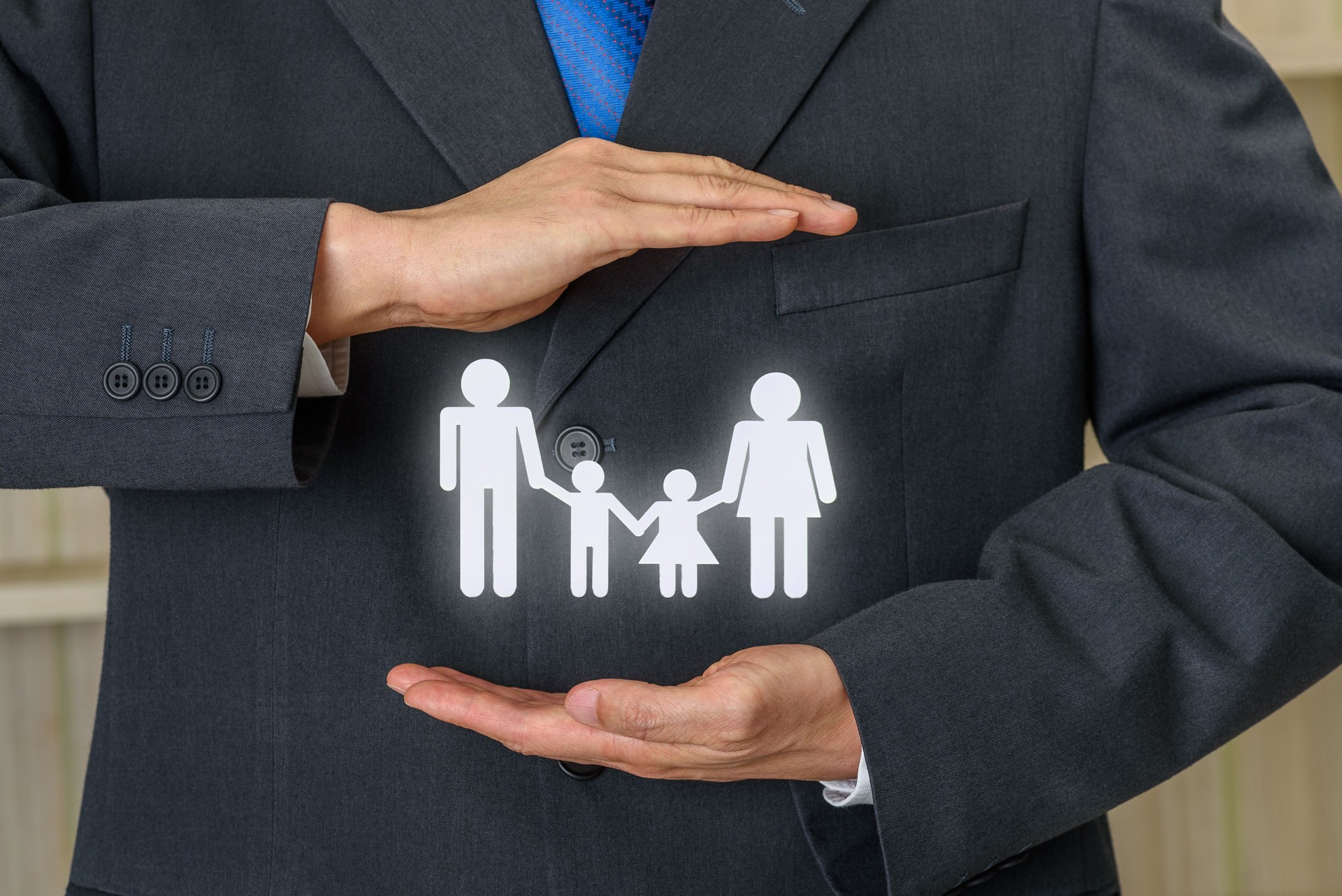 Hombre de negocios protege a los miembros de la familia, por ejemplo, padres y dos hijos