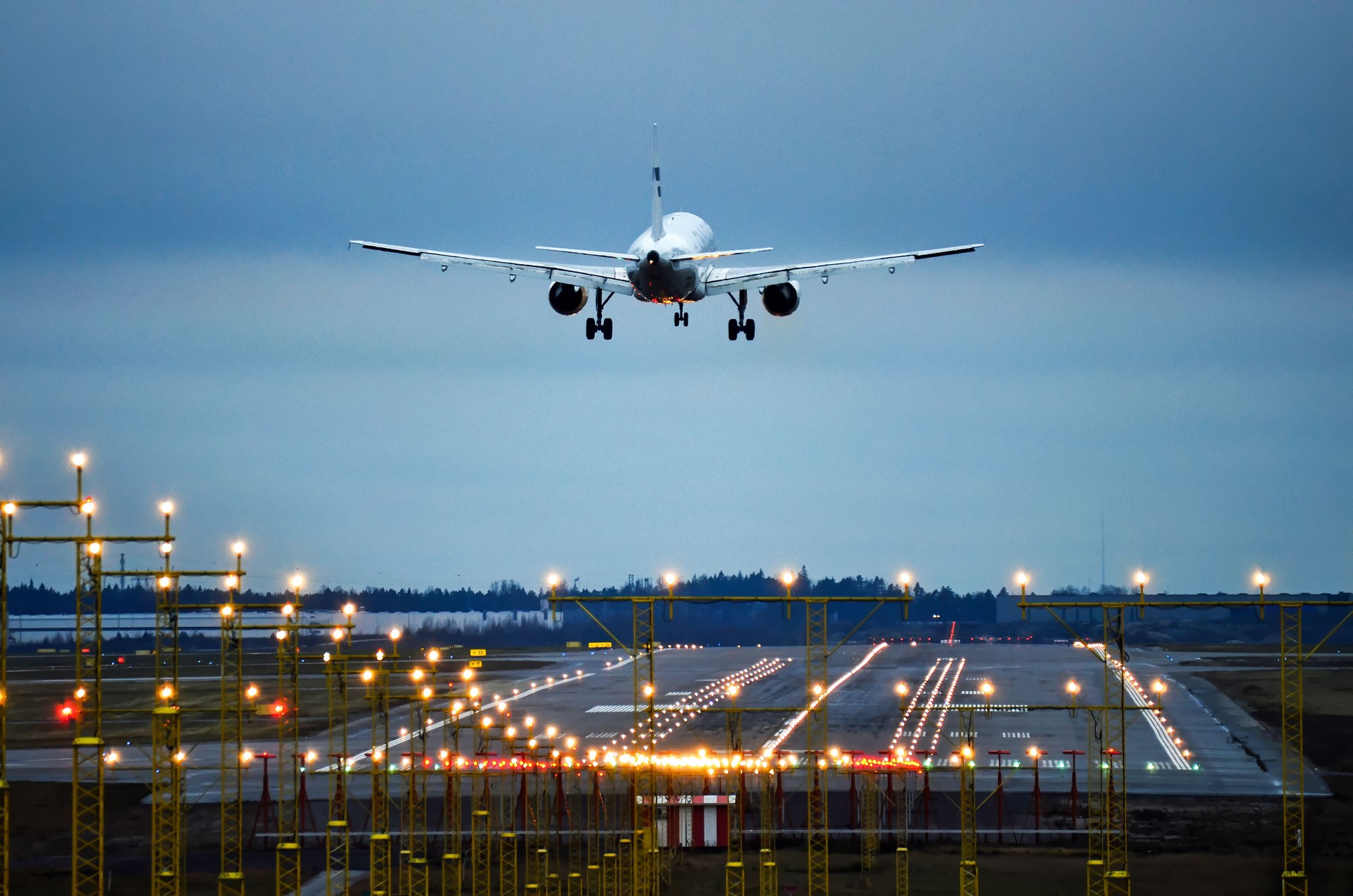 Avión aterrizando hasta tarde por la noche a las pistas