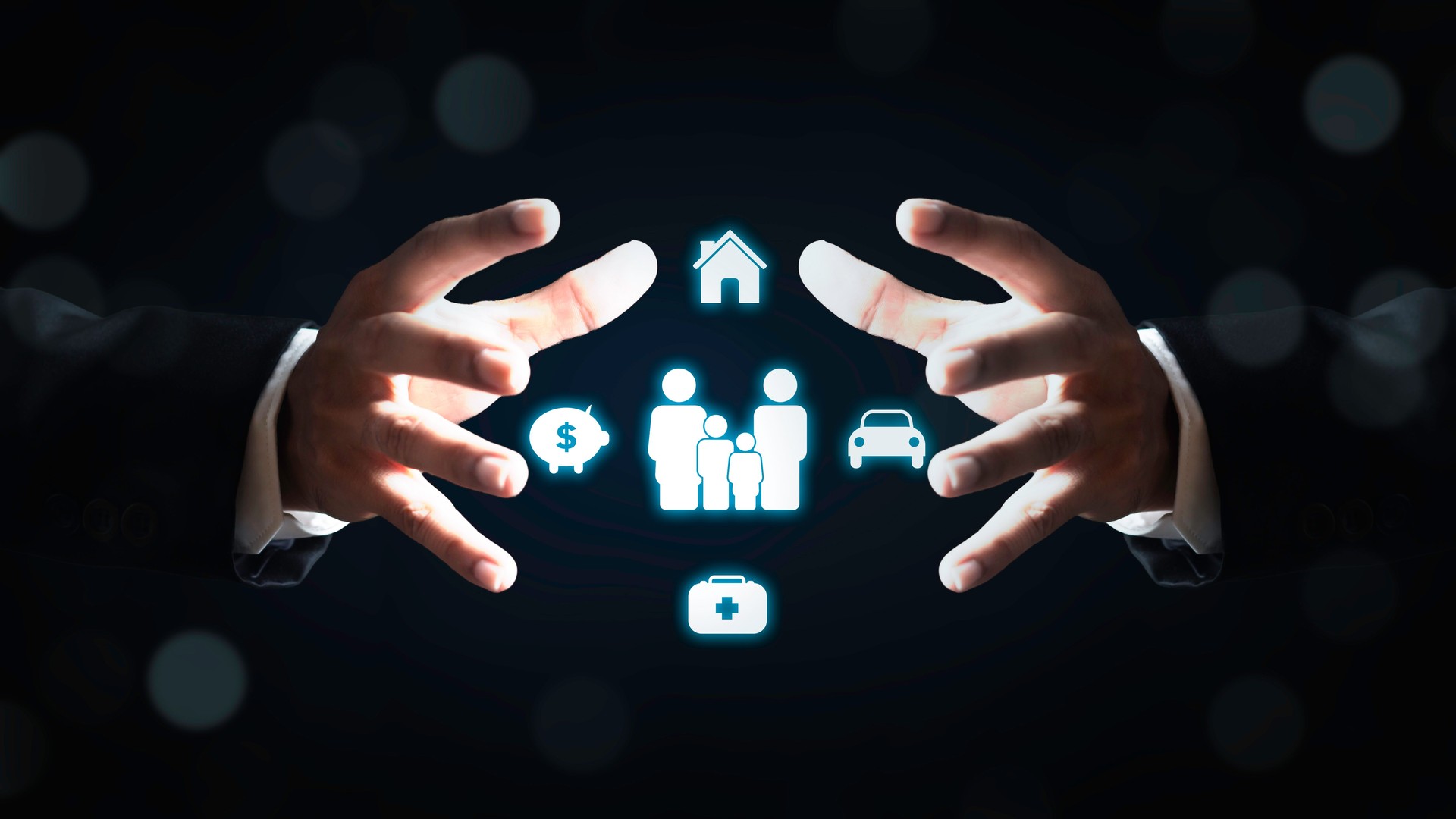 Concepto de seguro. El hombre de negocios protege los íconos de automóviles, viajes, familia y vida, seguros financieros y de salud.
