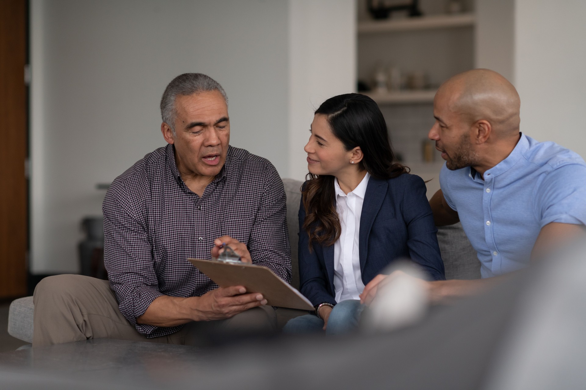 Asesor financiero masculino hablar con los clientes